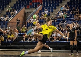 Paula Morales lanza desde los seis metros en el partido frente al Aula de Valladolid.
