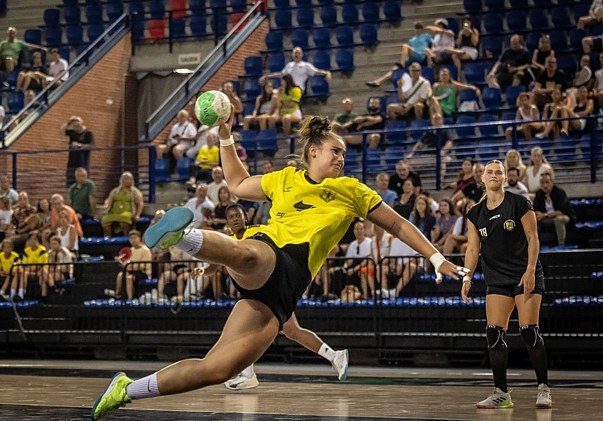 Paula Morales lanza desde los seis metros en el partido frente al Aula de Valladolid.
