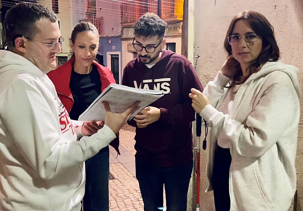 Domingo Pisón (i) da pautas a los actores durante el rodaje de su último corto, 'Veo oscuro'.
