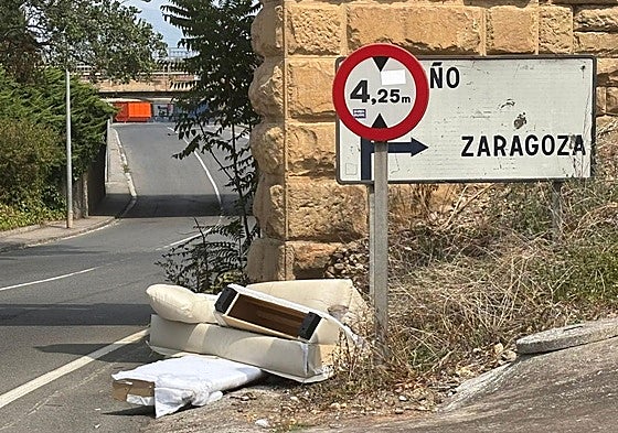 El sofá bajo el puente ferroviario de la calle Picón.