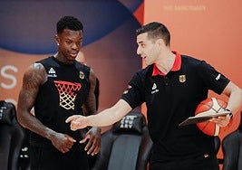 Roberto Molina da indicaciones al base de la selección alemana y de los Sacramento Kings Dennis Schroder.