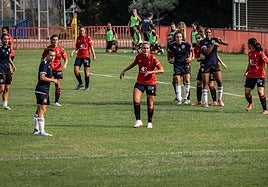 Las jugadoras del DUX Logroño y de Osasuna, dispuestas para un saque de banda de la capitalinas.