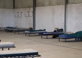 El servicio ofrece a los temporeros cama, duchas, baños y lavadora en la nave hasta el 30 de septiembre.