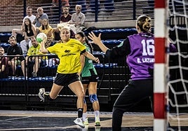 Liza Somogyi lanza a portería desde la posición de extremo.