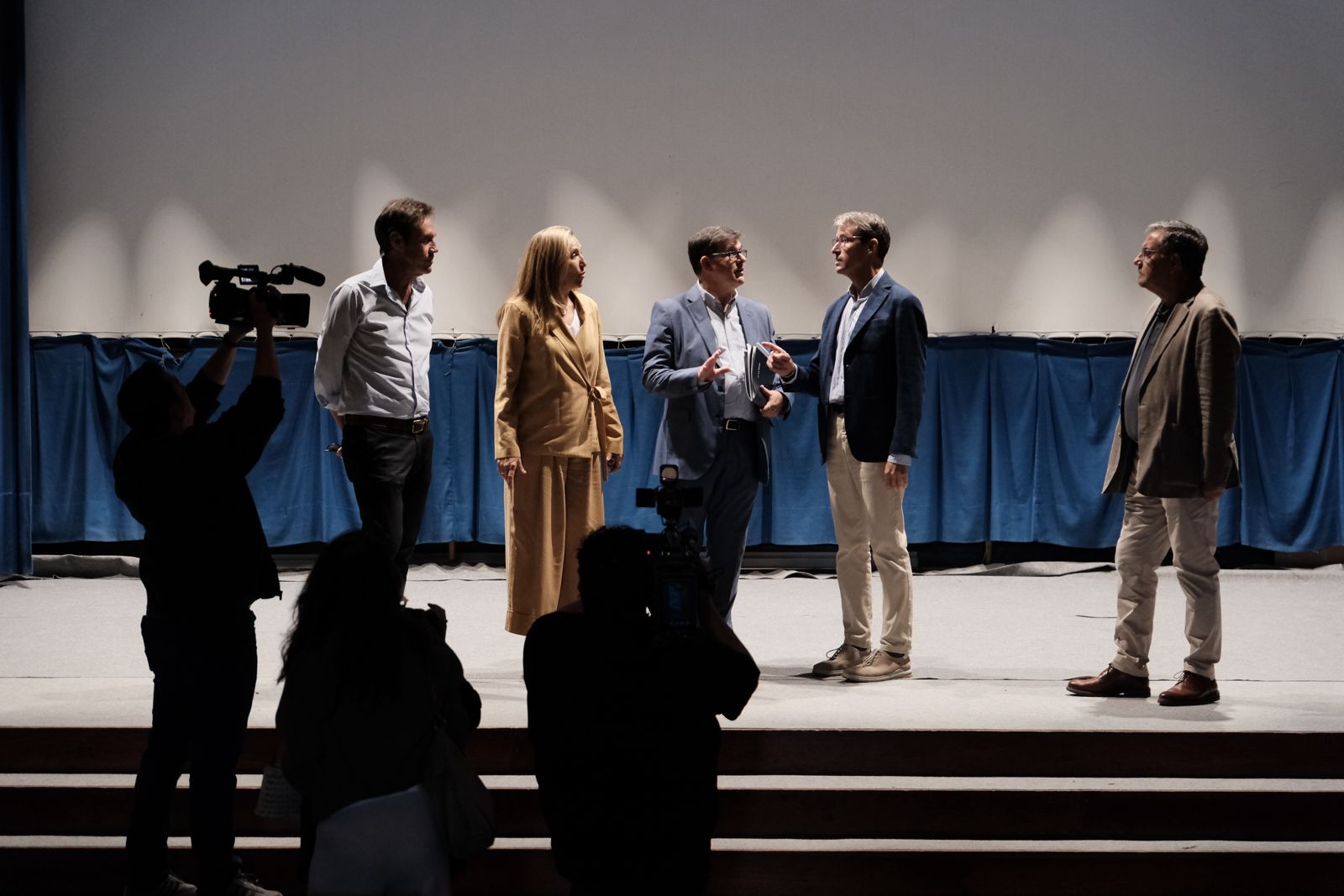 Gonzalo Capellán charla con Amadeo Lázaro en el salón de actos de la Colonia de Albelda.