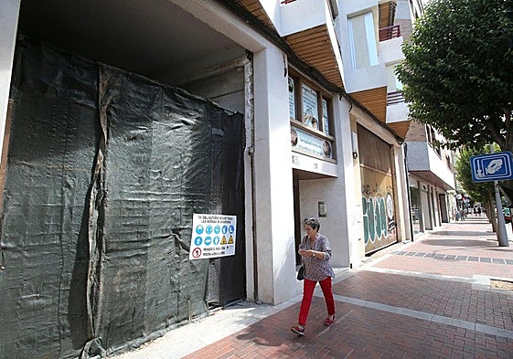 Bajos de Pérez Galdós 12 de obras para el traslado de Stradivarius, con sus dos accesos flanqueando el portal del edificio.