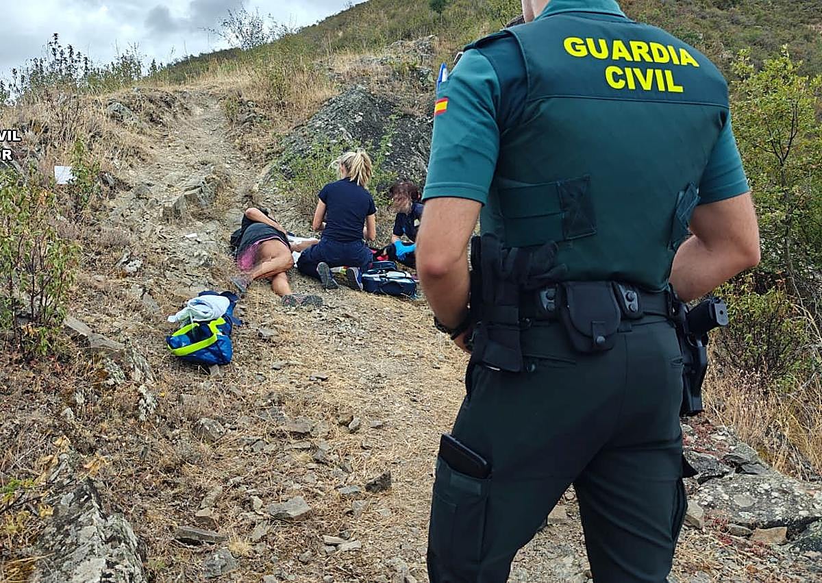 Imagen secundaria 1 - La Guardia Civil rescata a una mujer accidentada en Robres del Castillo