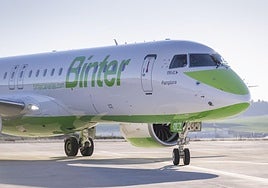 Avión de Binter en el aeropuerto de Noain-Pamplona.