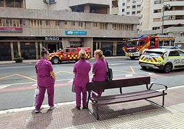 Bomberos y Policía Local ante el Bingo de Murrieta.