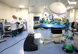 El equipo de la unidad oncológica del Cibir durante la demostración del nuevo equipo de braquiterapia