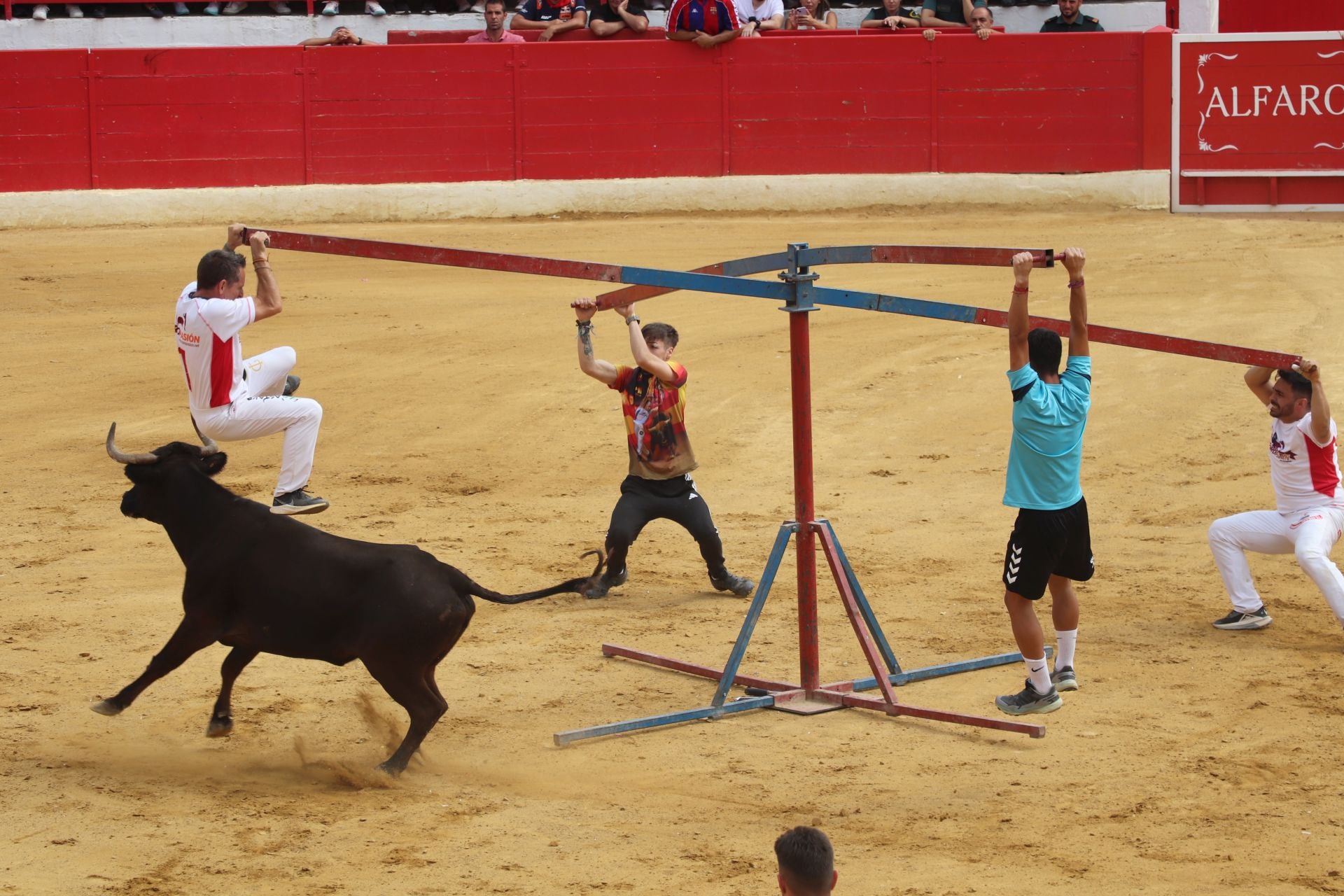 Comida popular y fiesta en el día joven en Alfaro