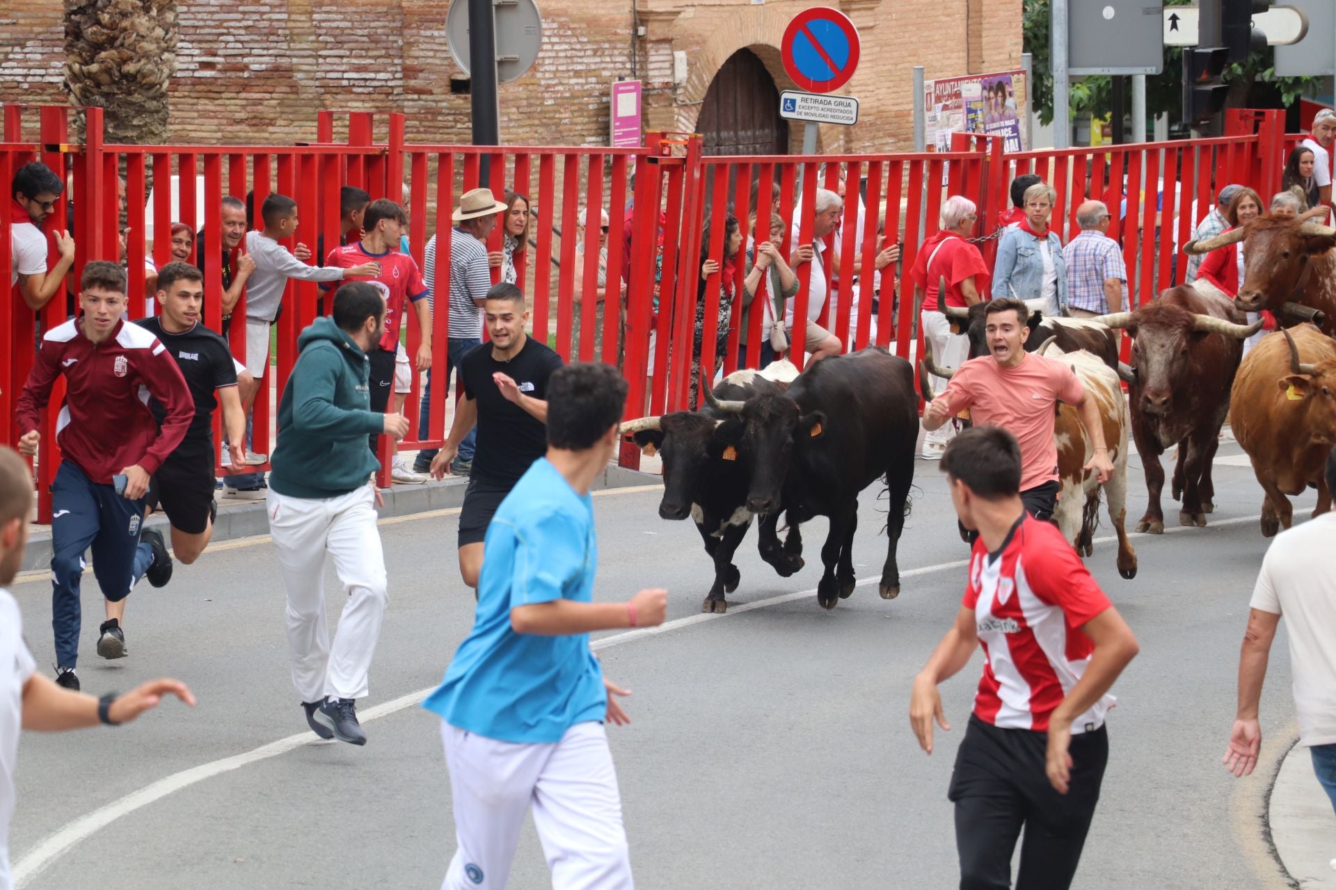 Comida popular y fiesta en el día joven en Alfaro