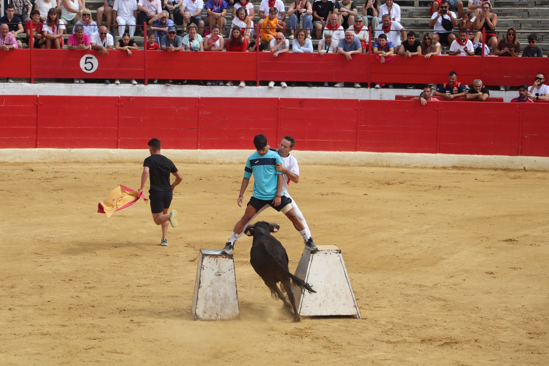Comida popular y fiesta en el día joven en Alfaro