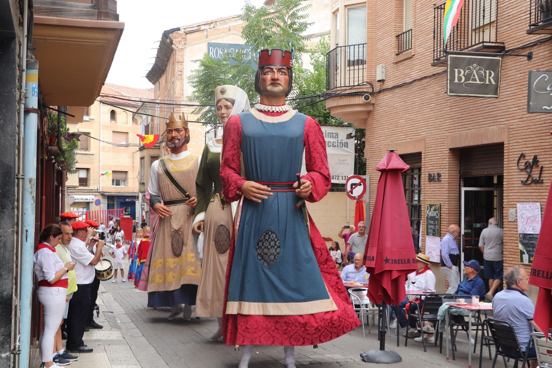 Comida popular y fiesta en el día joven en Alfaro