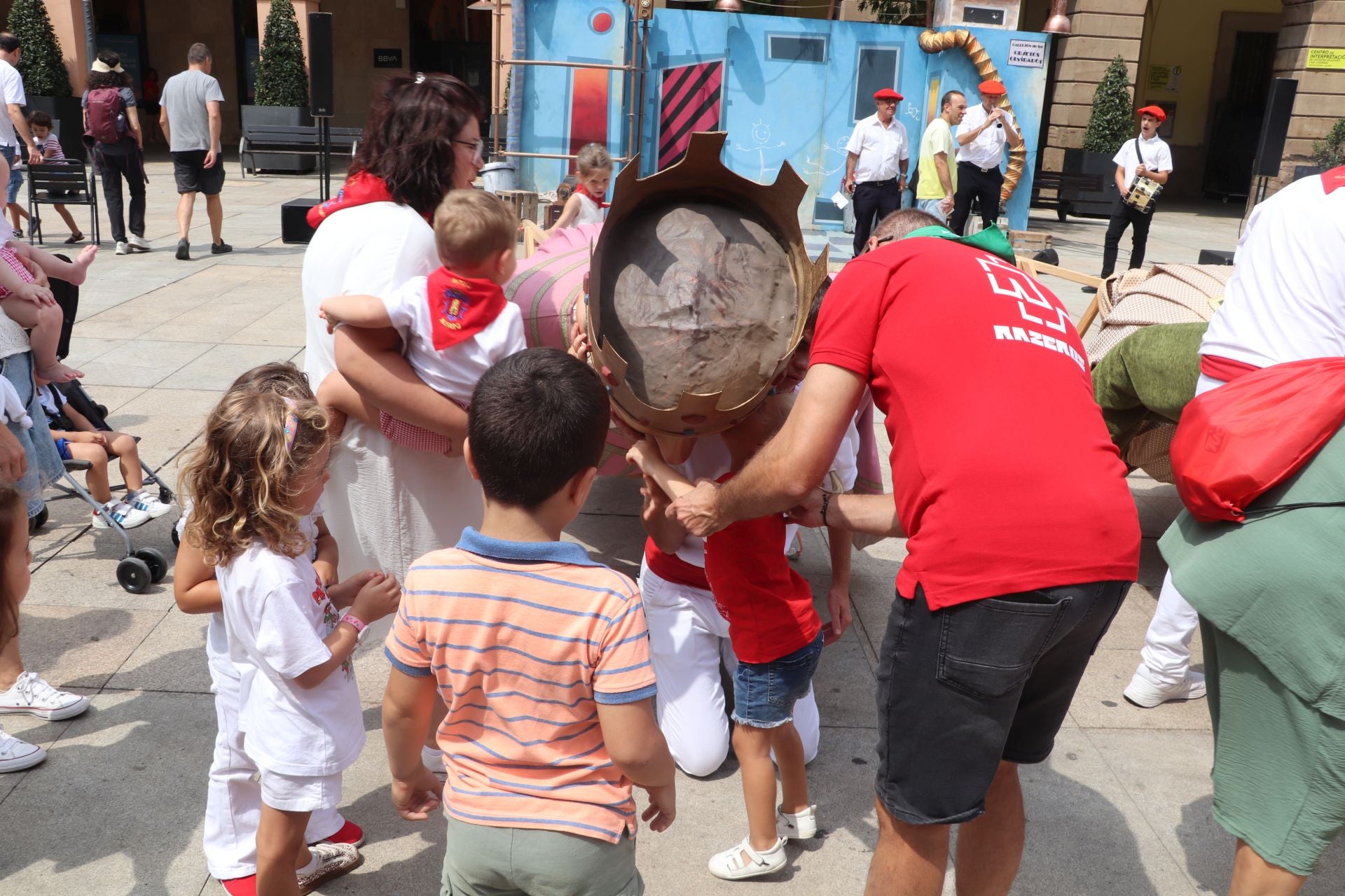 Comida popular y fiesta en el día joven en Alfaro