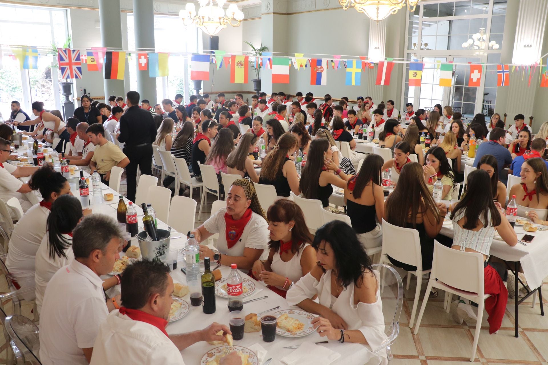 Comida popular y fiesta en el día joven en Alfaro