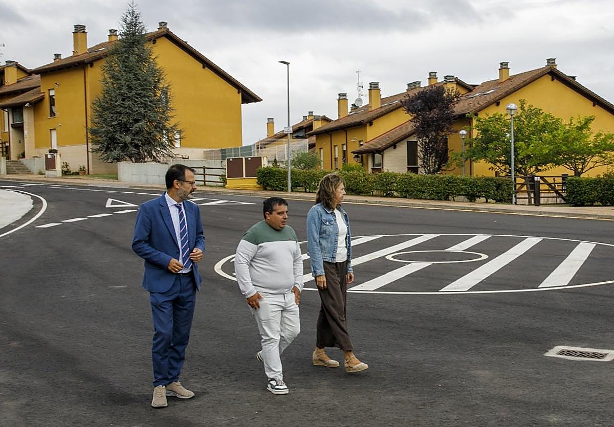 La nueva rotonda permite el giro del autobús escolar.