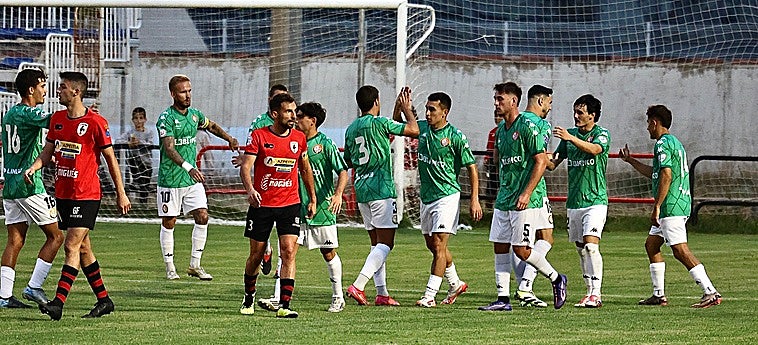 Arman celebra su gol con sus compañeros durante el partido de ayer en El Rollo contra La Calzada.