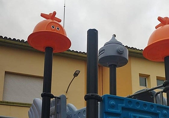 Parque infantil de Pradejón con una de las columnas cuyo elemento superior ha sido arrancado.