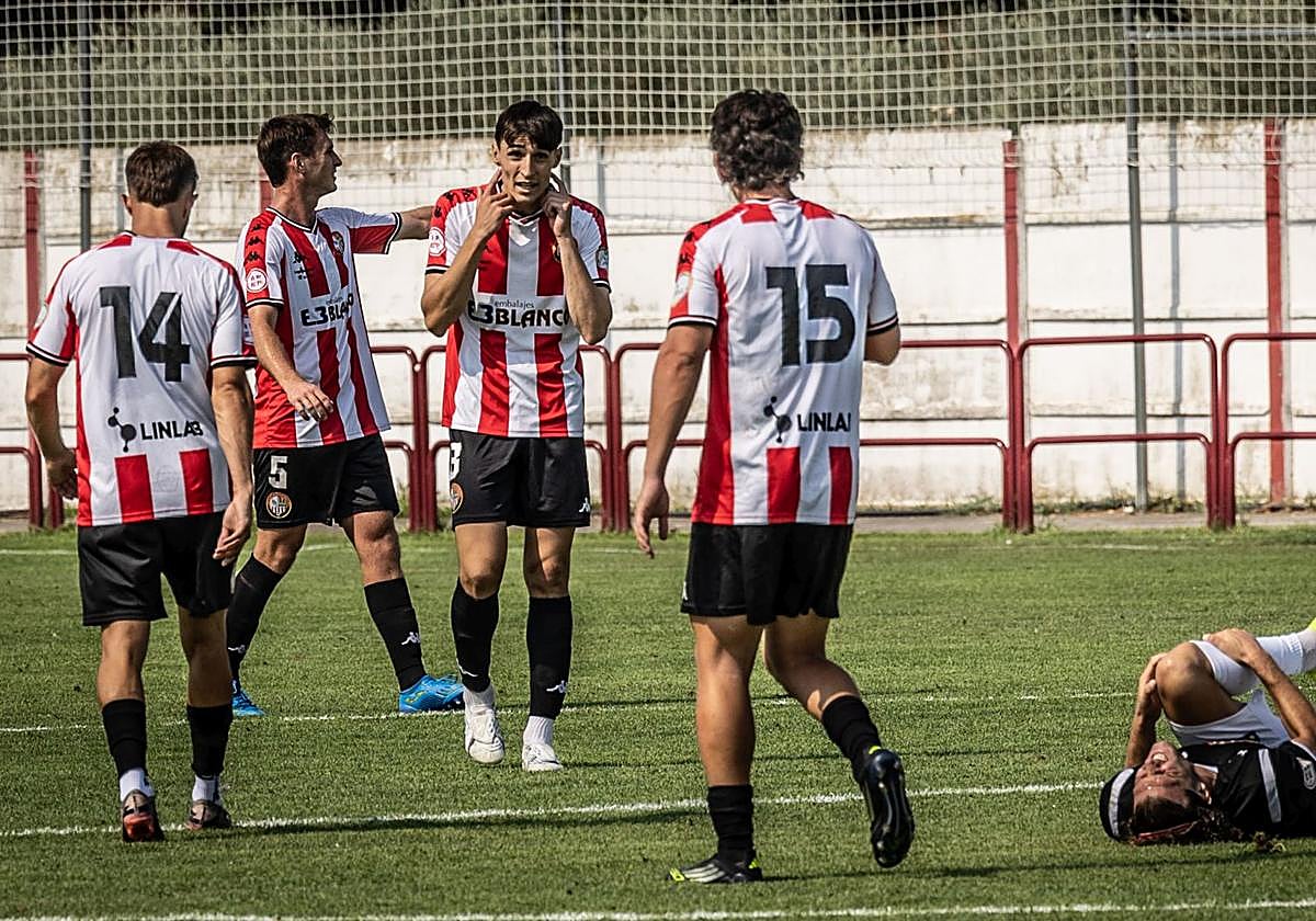 Los jugadores de la SD Logroñés hablan entre ellos en el partido ante el Tudelano.