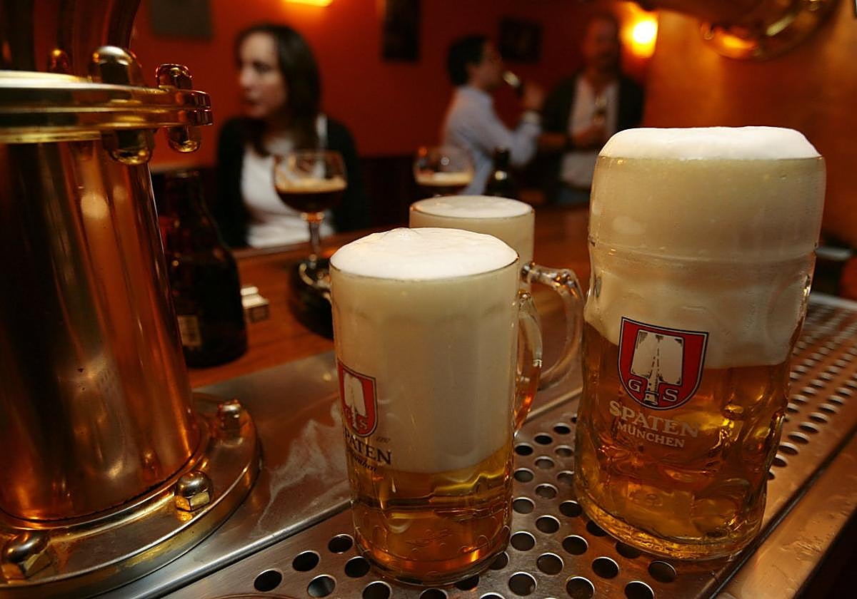 Varias cañas reposan recién tiradas.