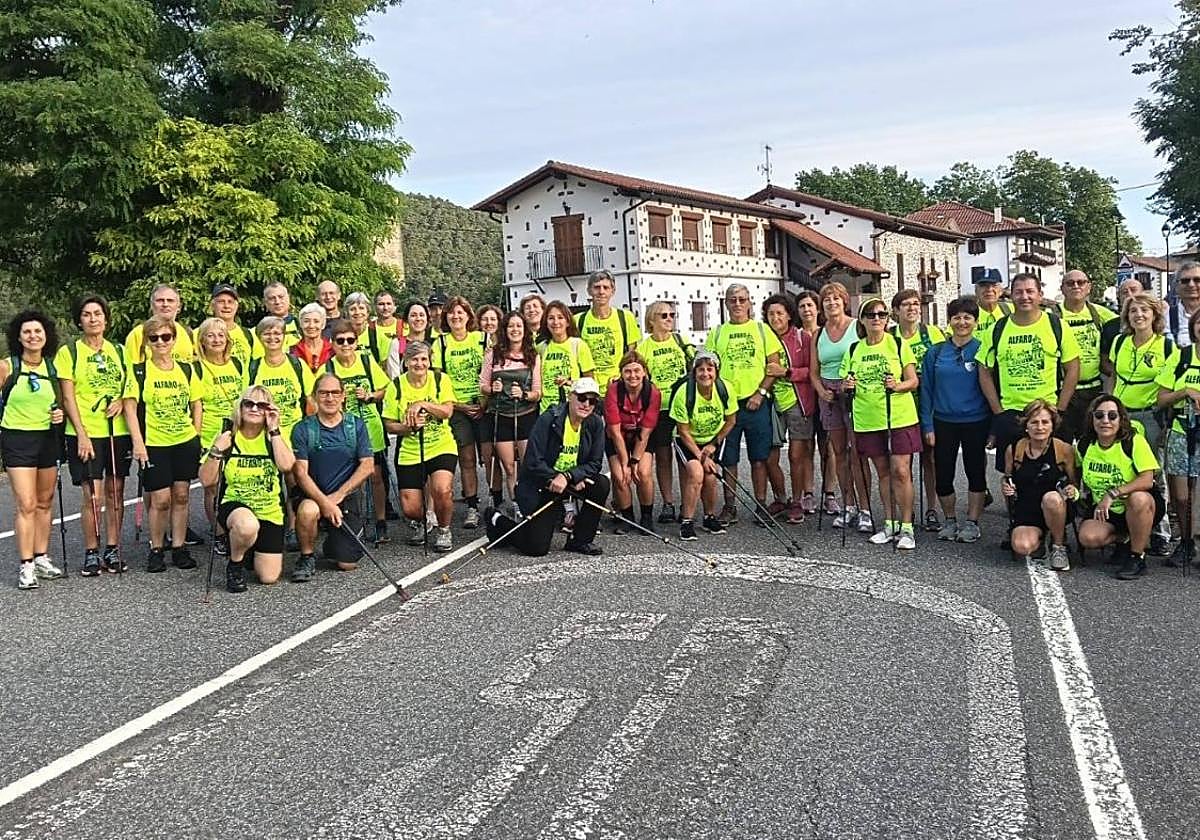 Foto de familia de los participantes en el Camino del Baztán.