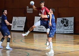 Pergel es agarrado por un defensa francés.