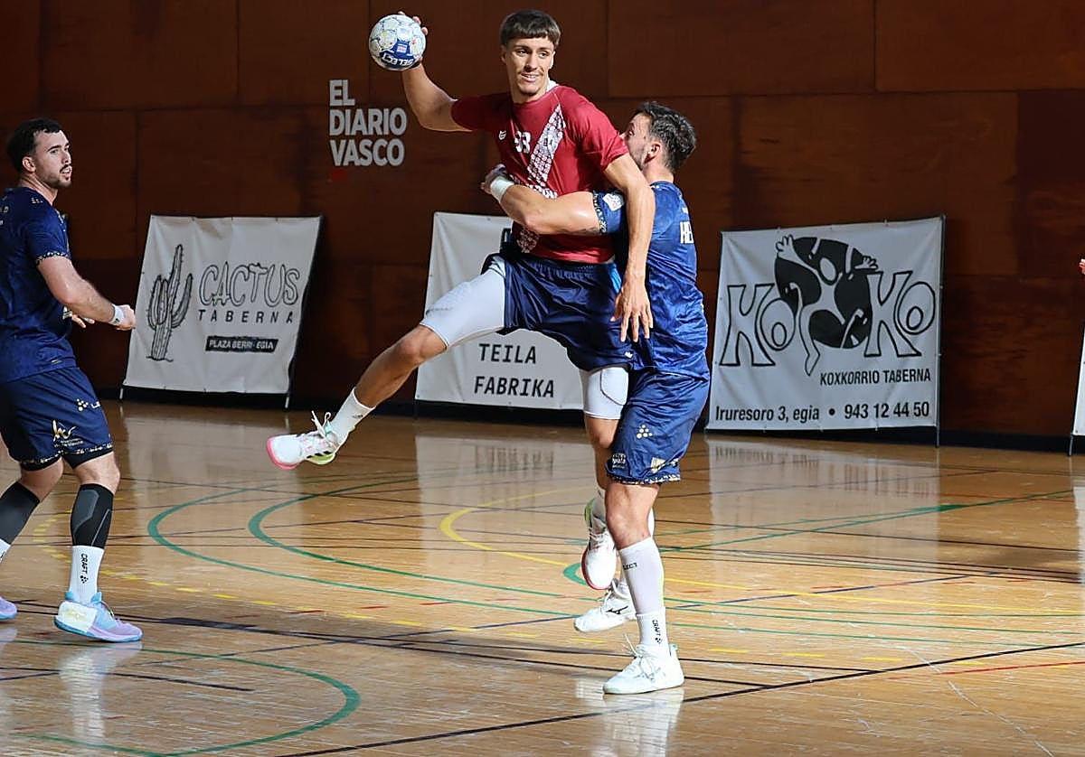 Pergel es agarrado por un defensa francés.