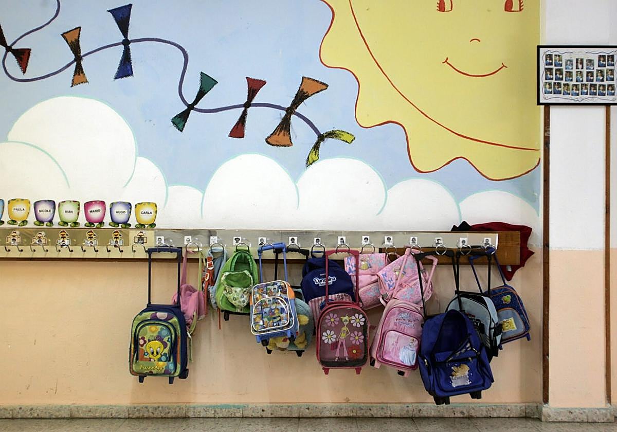 Mochilas colgadas a las puertas de un colegio
