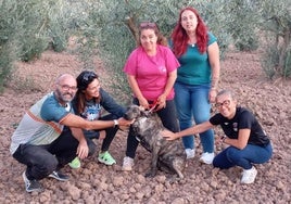 Los ciudadanos implicados en el rescate posan con Villa, el perro abandonado en Villamediana.