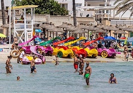 Bañistas en las playas de Baleares, uno de los puntos turísticos más concurridos.