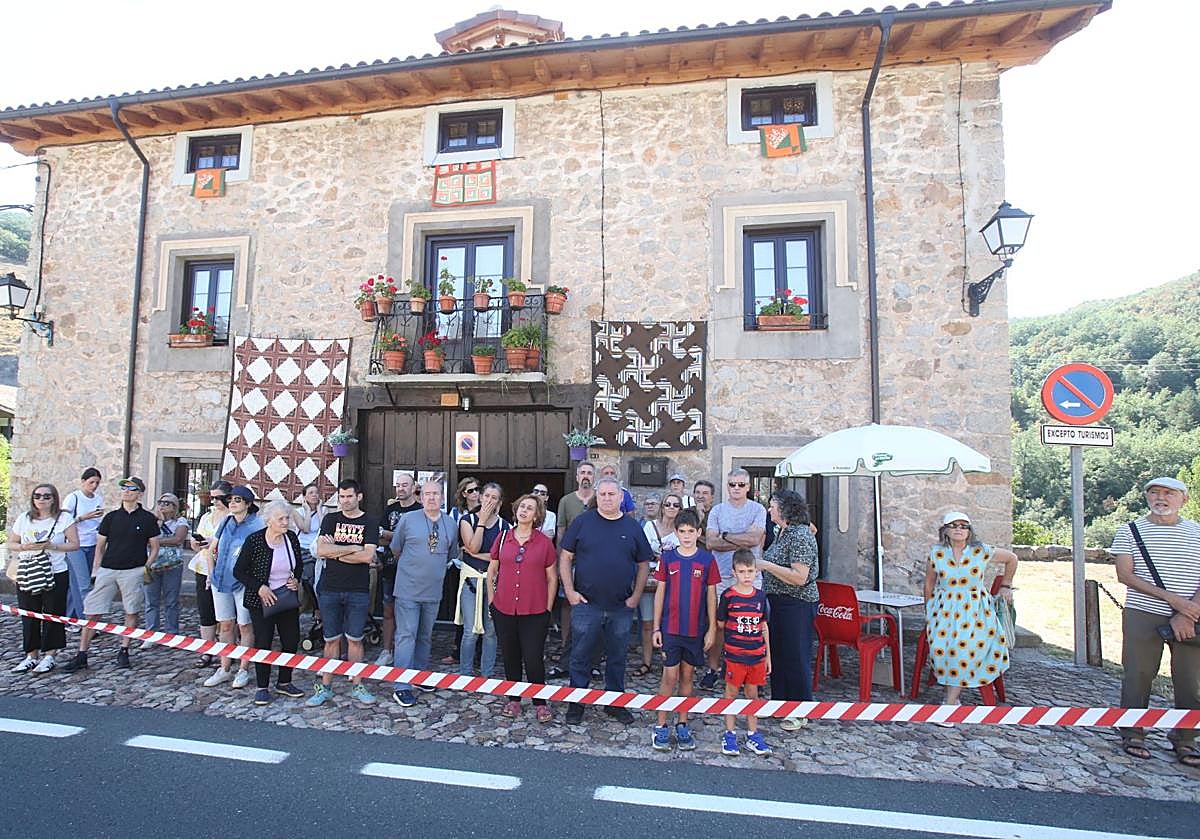 Los participantes en la primera visita guiada contemplan una casa desde el Zaguán de la Fonda.