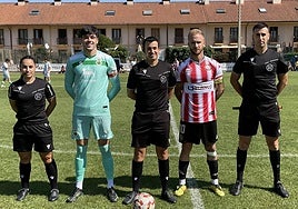 Los dos capitanes posan con el trío arbitral al inicio del encuentro.