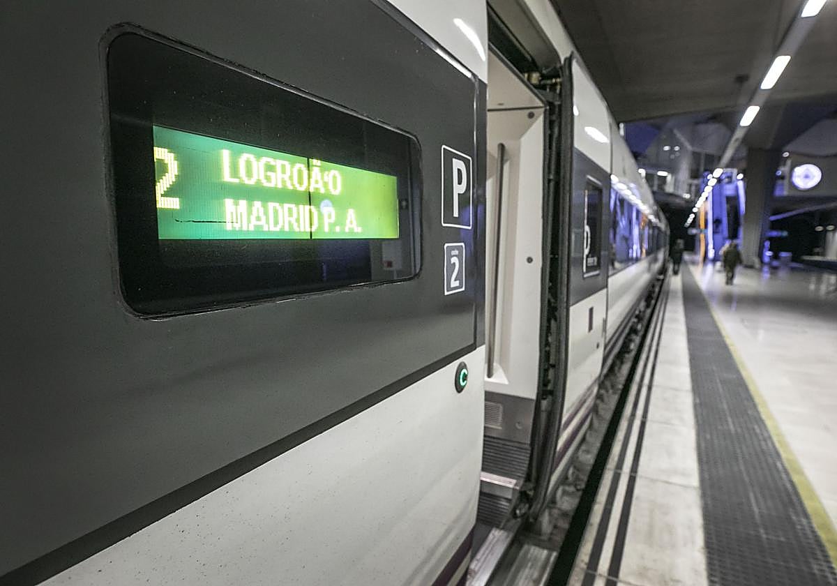 El tren Alvia en la estación de tren de Logroño.