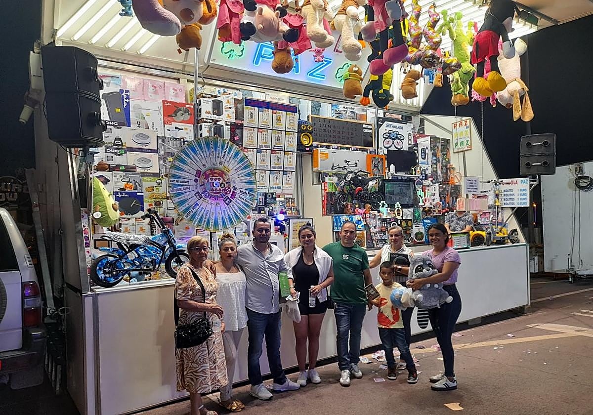 Una de las tombolas del recinto ferial que abrió ayer en Calahorra, con los primeros premiados.