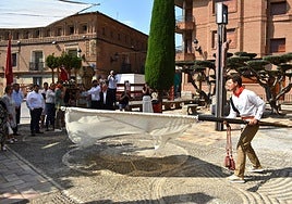 Ignacio Ruiz, con el pendón frente a la imagen del Niño Jesús al llegar la procesión al fosal en Aldeanueva de Ebro.