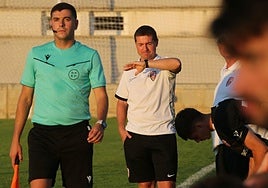 Unai Mendia mira su reloj durante el partido de Mendigorría.