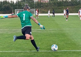 Chelsea se prepara para pegar a la bola en el choque de ayer contra el Madrid CFF en Soria.