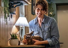 Blanca Segura cuida del conejo Rexy durante su estancia en la residencia para mascotas Peludos de Navarrete.