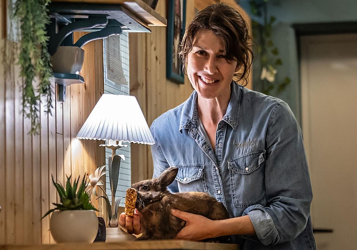 Blanca Segura cuida del conejo Rexy durante su estancia en la residencia para mascotas Peludos de Navarrete.