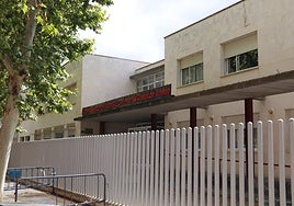 Familias y Ayuntamiento reclaman al Gobierno de La Rioja la instalación en el edificio de sistemas de refrigeración.