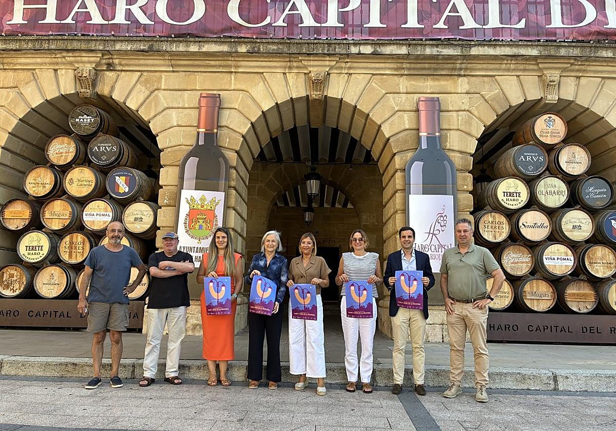 Representantes de bodegas participantes en el hermanamiento, artistas y representantes municipales.