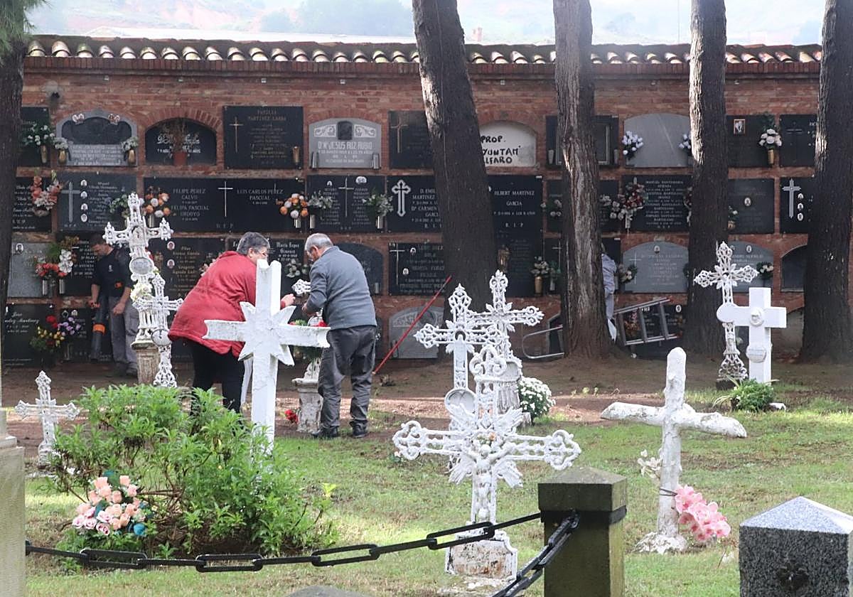 Una de las plazas es la de oficial de primera albañil con apoyo al mantenimiento del cementerio.