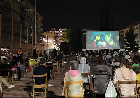 Imagen del 'Cine de verano' en el barrio de La Paz en 2021.