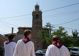 Las autoridades aprecian la recién restaurada torre de la iglesia de San Martín de Nestares.