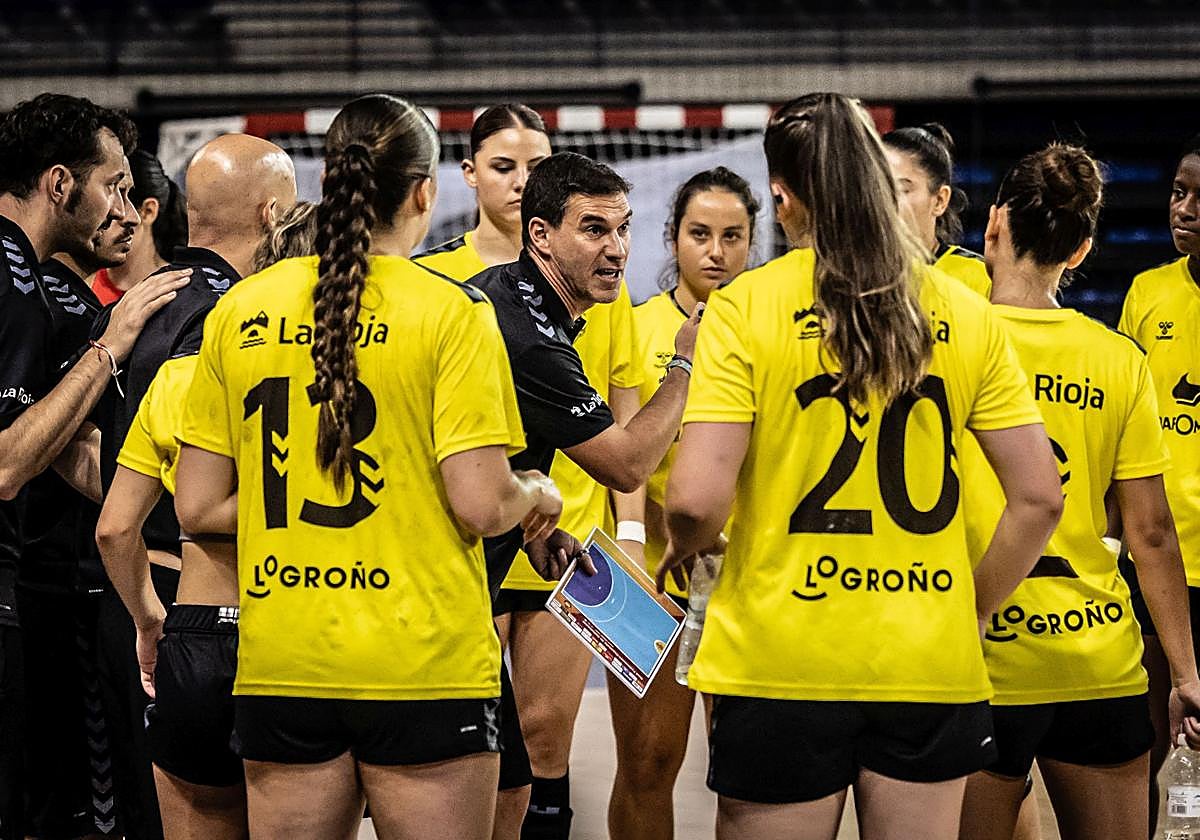 Luismi Ascorbe se dirige a sus jugadoras durante un tiempo muerto en el último amistoso.