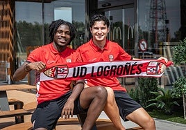 Yanis Lhery y Aitor Pascual, dos de los últimos fichajes, posan con una bufanda de la UD Logroñés