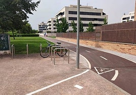 Nuevo carril bici por el parque de La Guindalera junto a las traseras de las comunidades de vecinos de avenida de la Sierra.