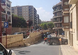 Una furgoneta atraviesa una barandilla y termina empotrada contra un edificio en la calle de abajo en Haro