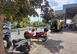 Ambulancias paradas en el exterior de Urgencias del Hospital San Pedro de Logroño.